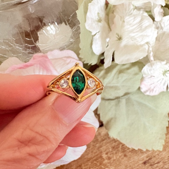 Avon Jewelry - VTG 1995 Avon Emaraldesque Ring Gold Plated Emerald Marquise Rhinestone Sz 8.5